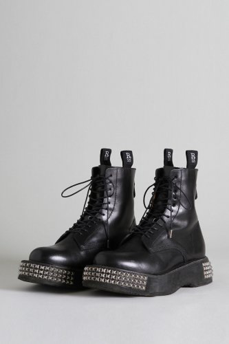 SINGLE STACK BOOT WITH STUD SOLE - BLACK